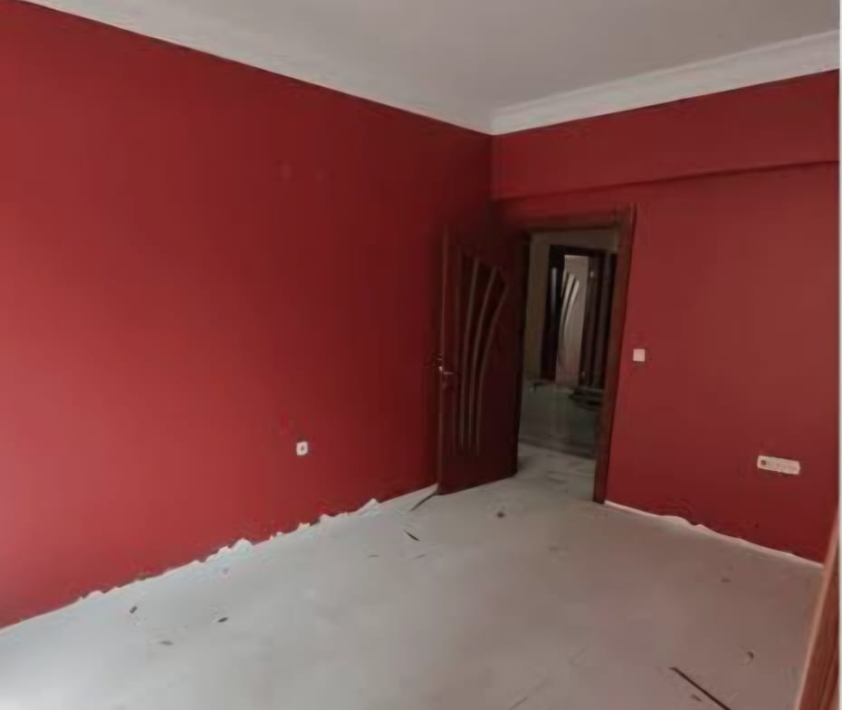 Yenileme öncesinde kırmızı duvarlı oda